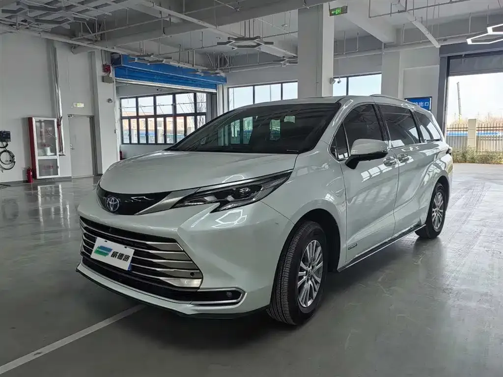 Toyota Sienna — фото 1