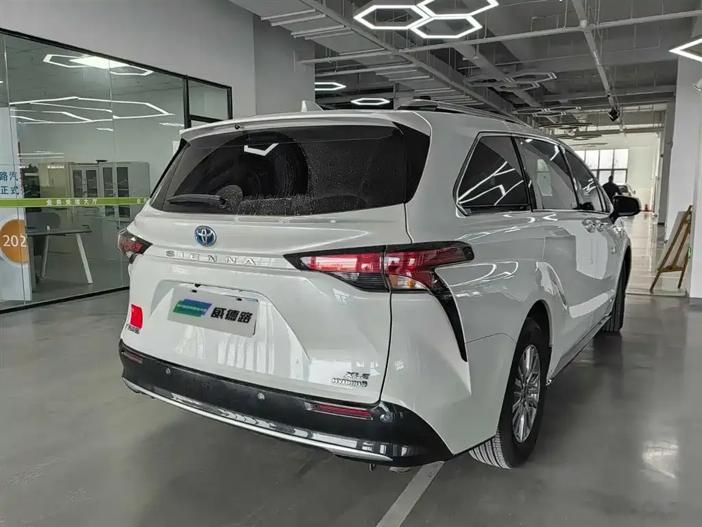 Toyota Sienna — фото 9
