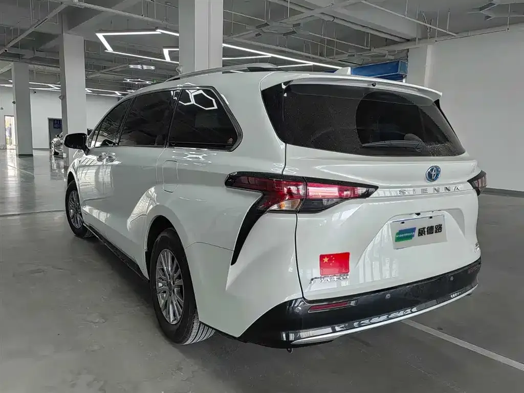 Toyota Sienna — фото 8