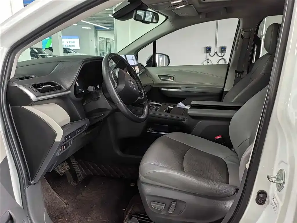 Toyota Sienna — фото 10