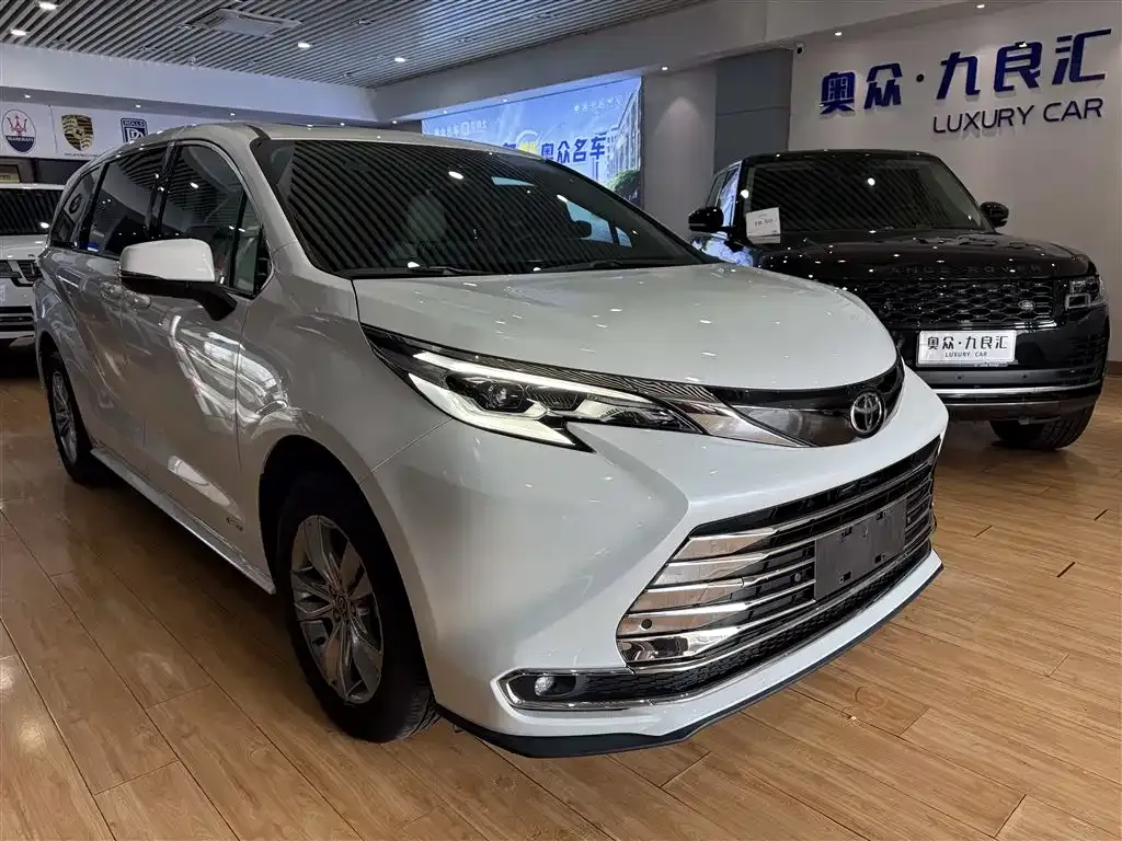 Toyota Sienna — фото 1