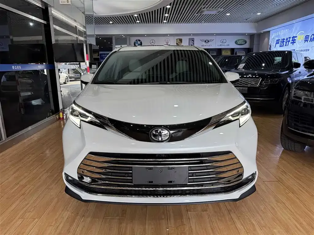 Toyota Sienna — фото 2