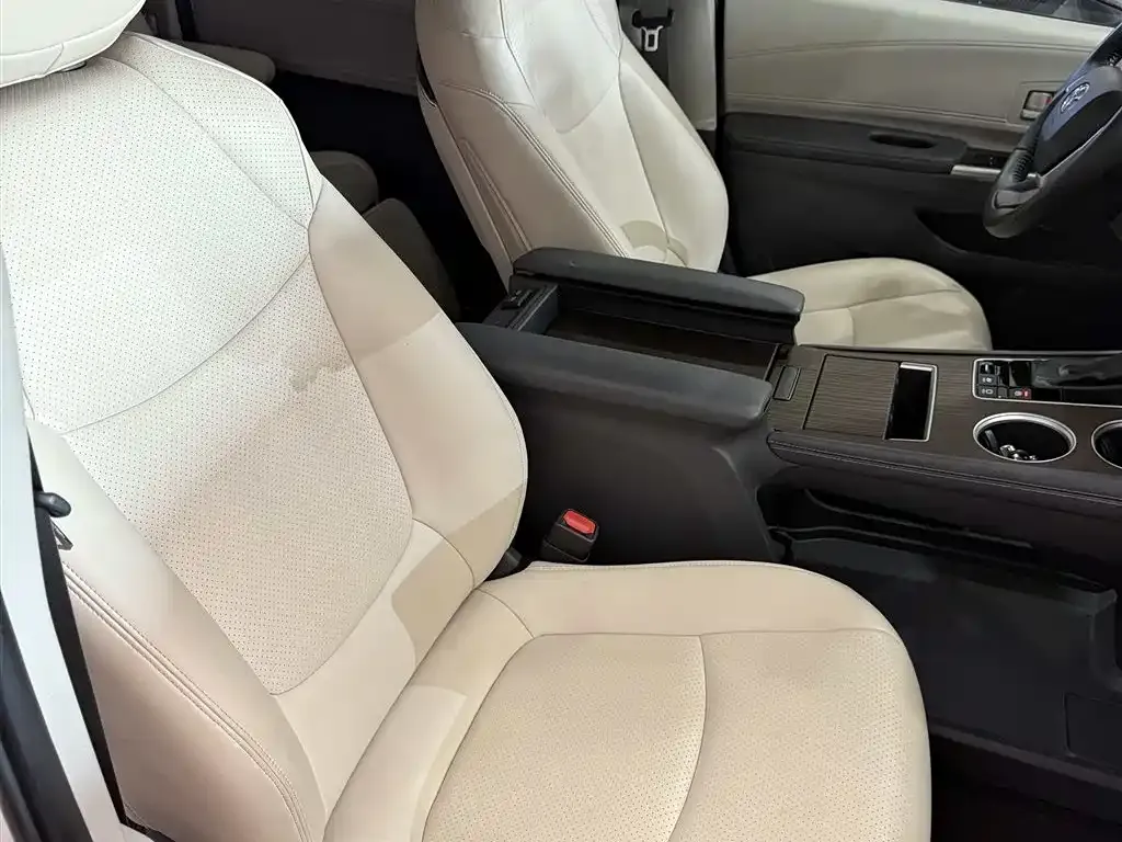 Toyota Sienna — фото 9
