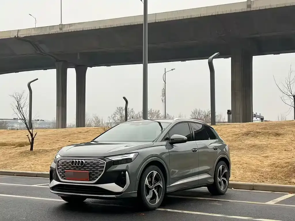 Audi Q4 e-tron — фото 1