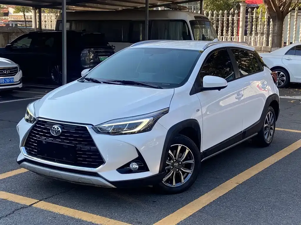 Toyota Yaris L — фото 1