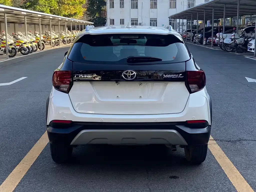 Toyota Yaris L — фото 8