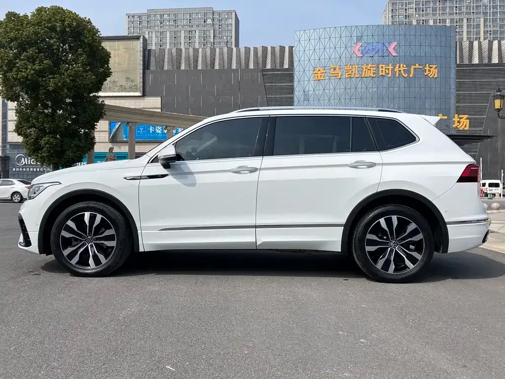 Volkswagen Tiguan L — фото 10