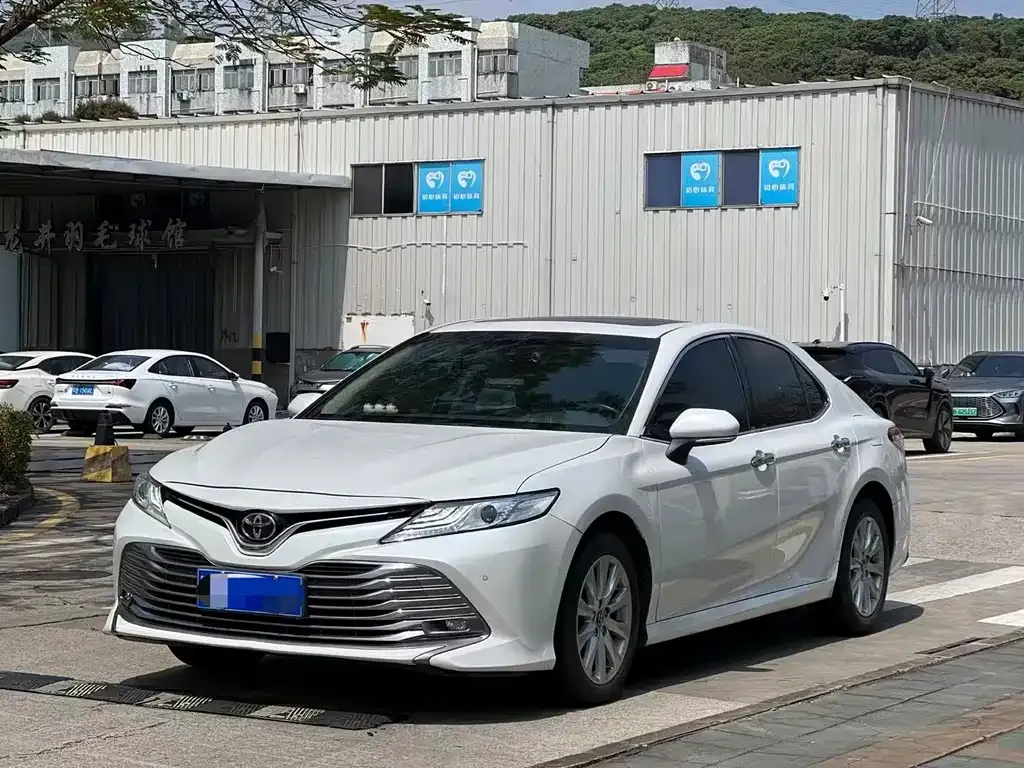 Toyota Camry — фото 1