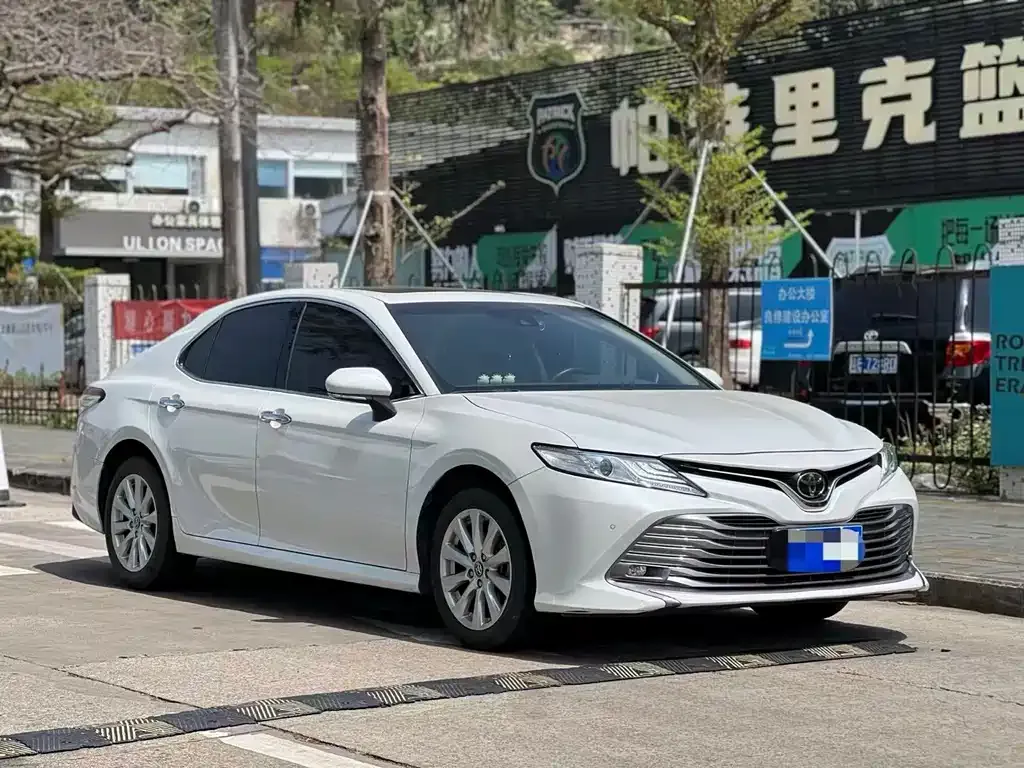 Toyota Camry — фото 5