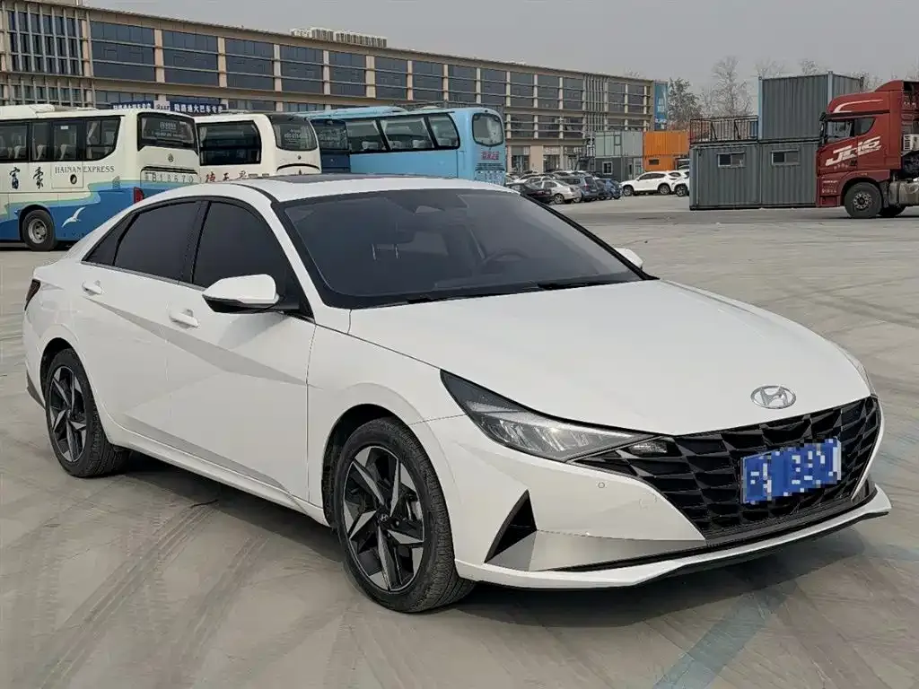 Hyundai Elantra — фото 1