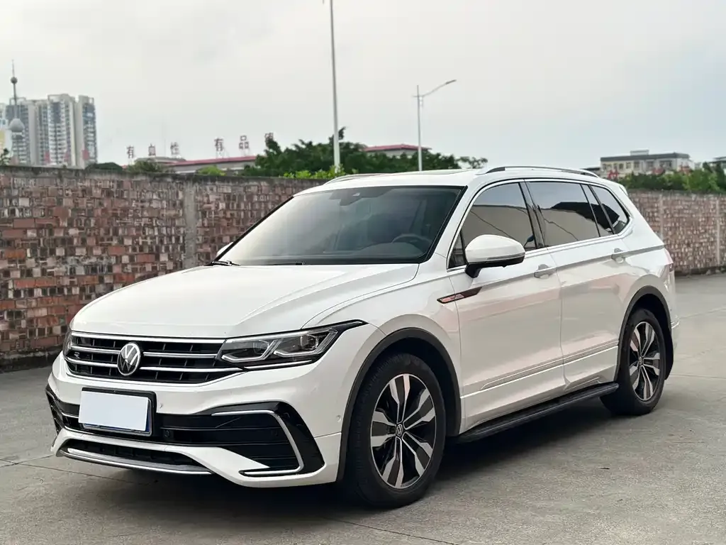Volkswagen Tiguan L — фото 1