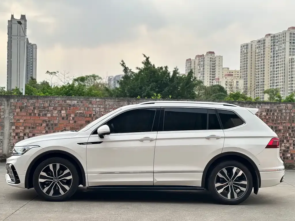 Volkswagen Tiguan L — фото 9