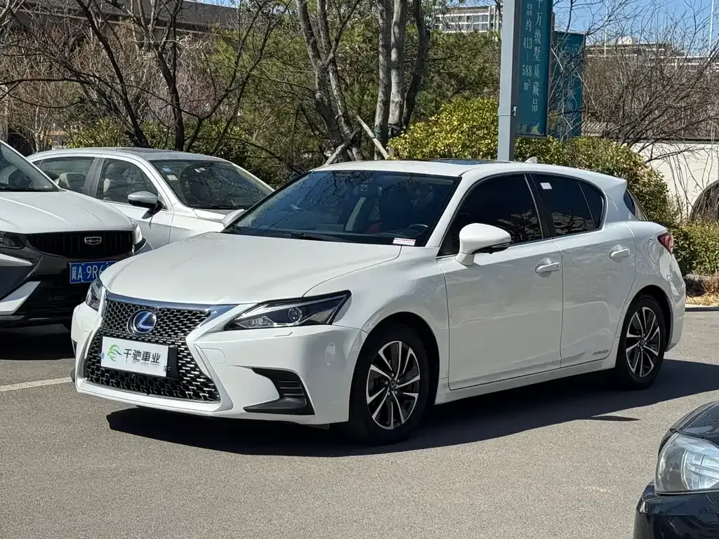 Lexus CT — фото 1