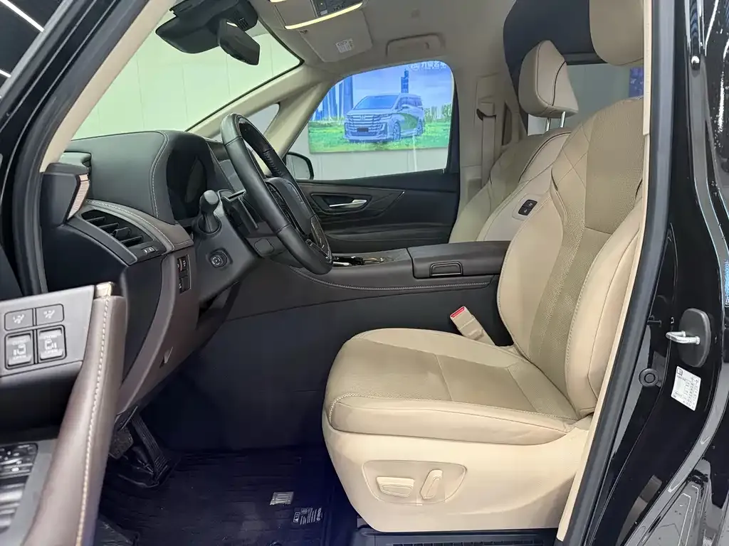 Toyota Vellfire — фото 2