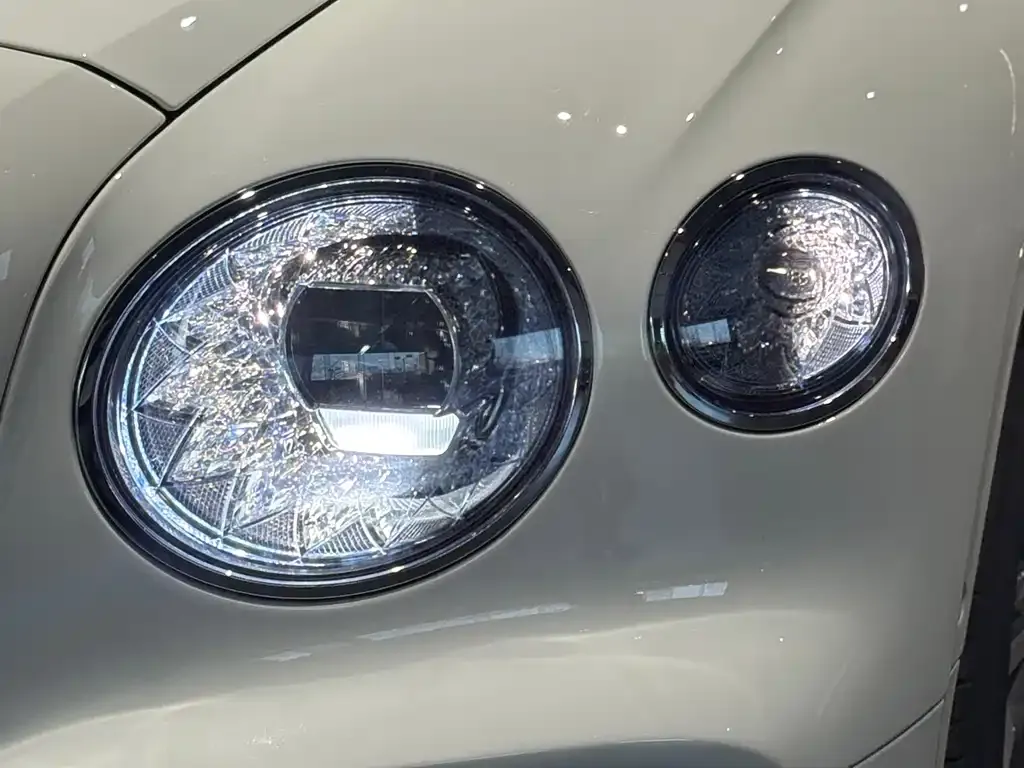 Bentley Flying Spur — фото 6