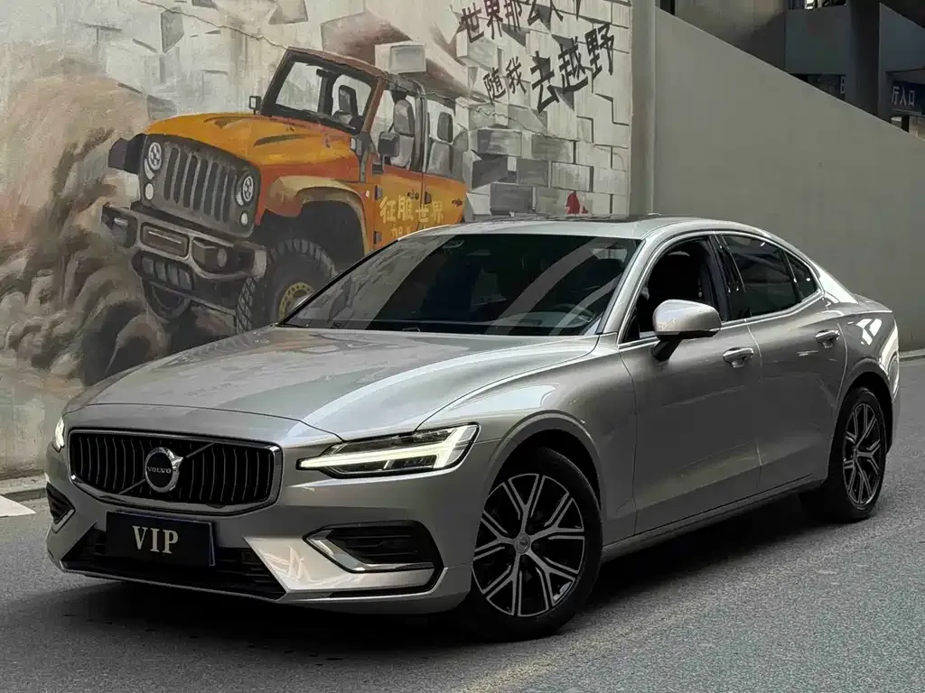 Volvo S60 — фото 1