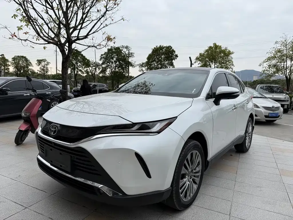 Toyota Harrier — фото 1