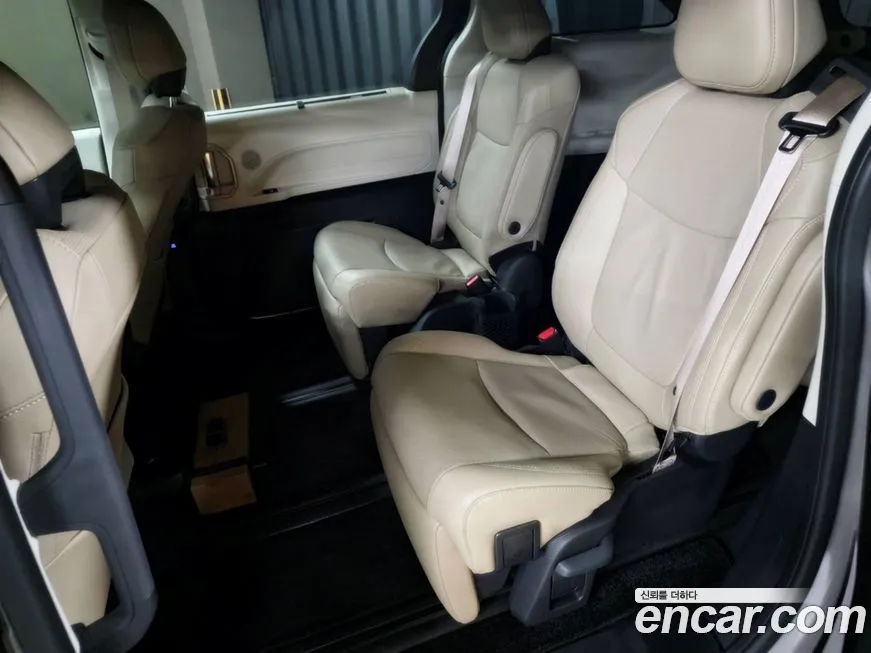 Toyota Sienna — фото 2