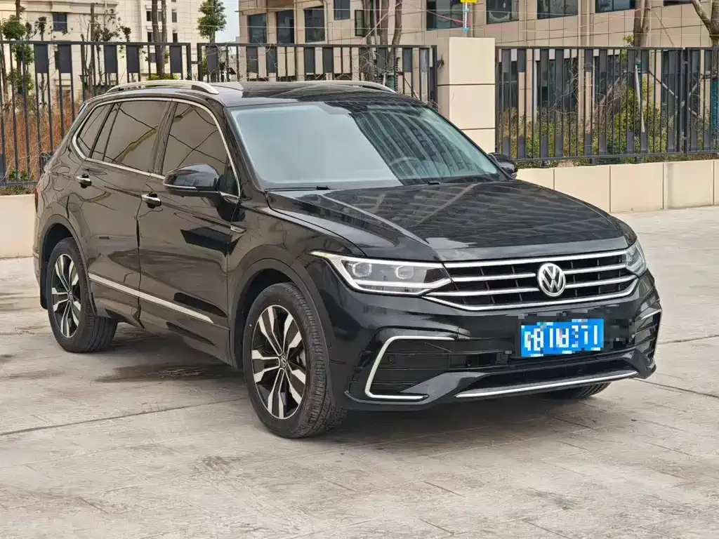 Volkswagen Tiguan L — фото 1