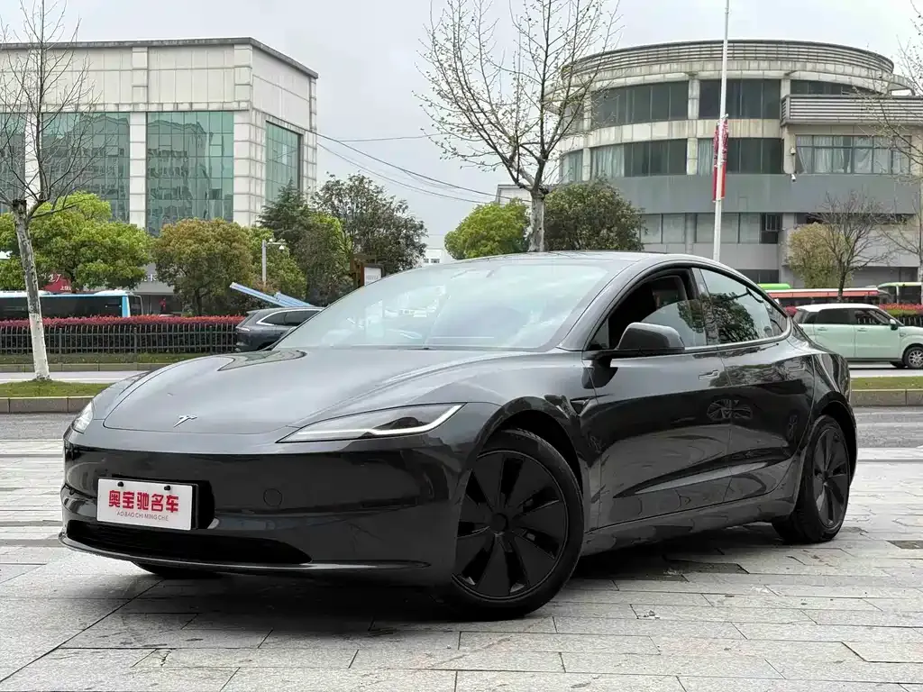 Tesla Model 3 — фото 1
