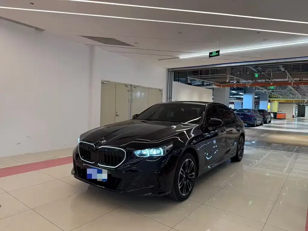 BMW 5 Series — фото 1