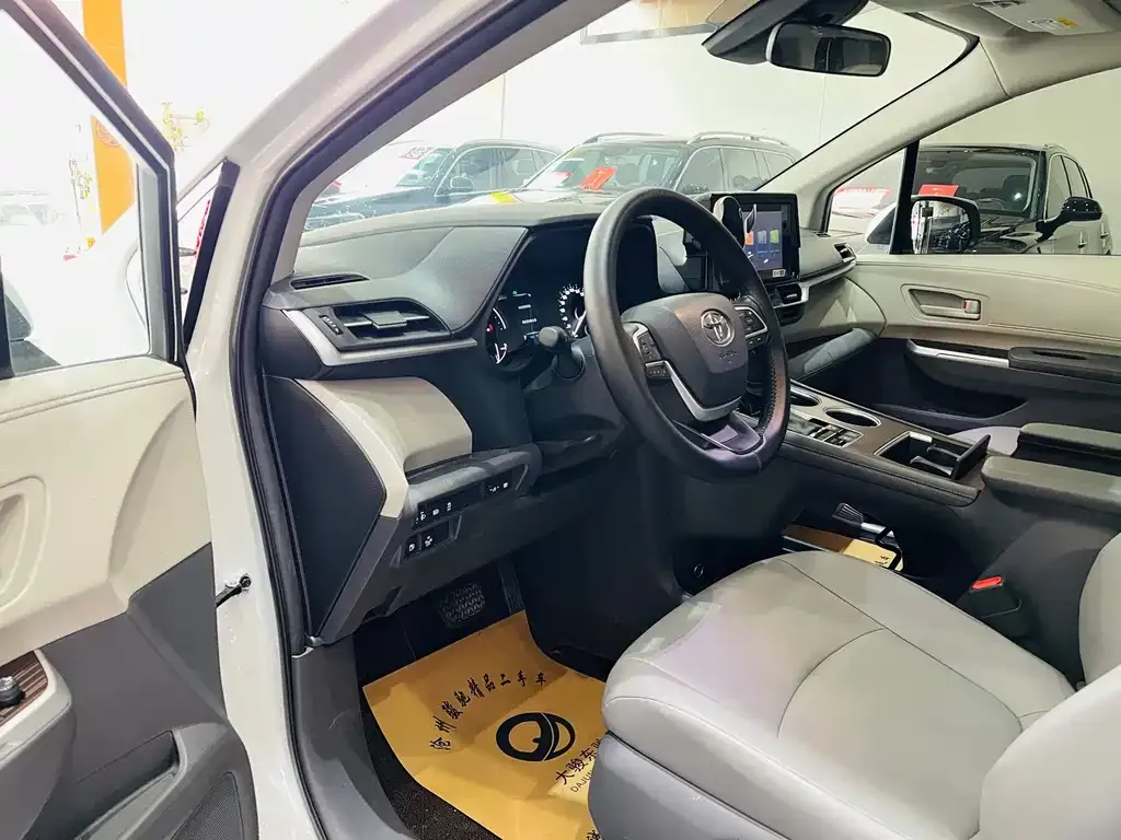 Toyota Granvia — фото 8