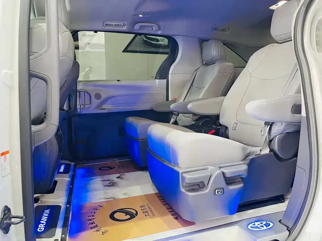 Toyota Granvia — фото 6