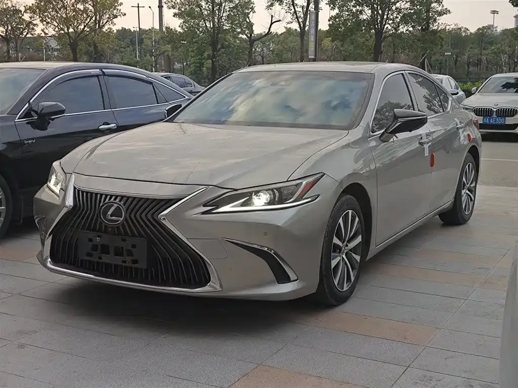Lexus ES — фото 1