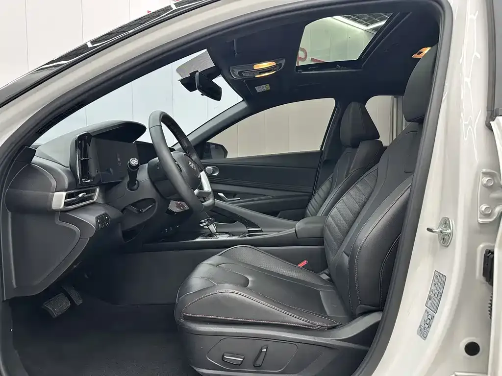 Hyundai Elantra — фото 2