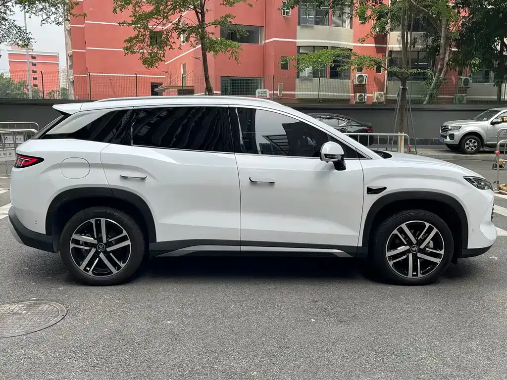 BYD L DM-i — фото 10