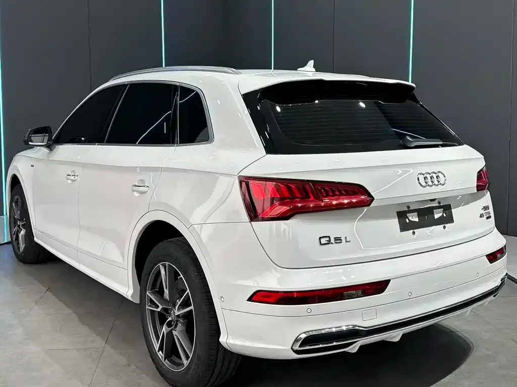 Audi Q5L — фото 5