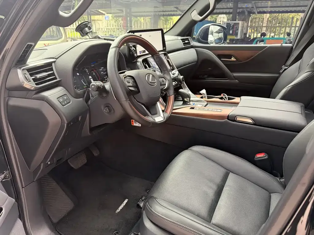 Lexus LX — фото 10