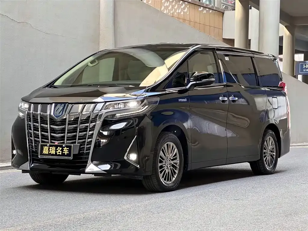 Toyota Alphard — фото 1