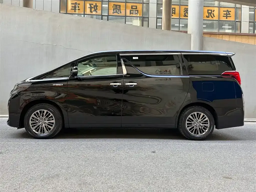 Toyota Alphard — фото 4