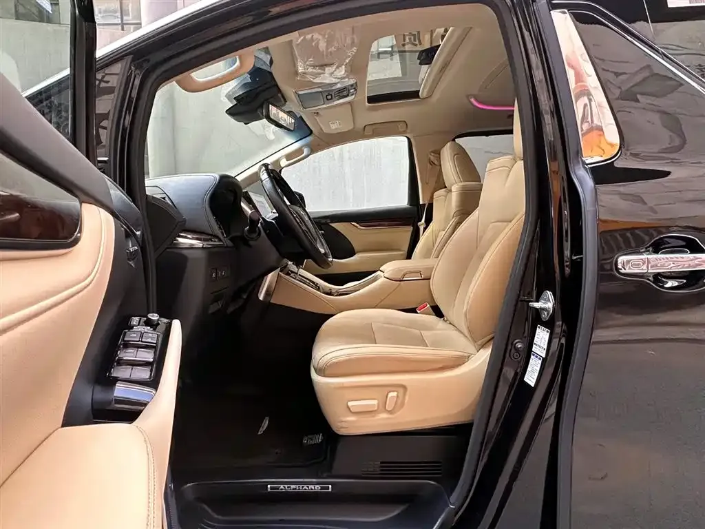 Toyota Alphard — фото 2