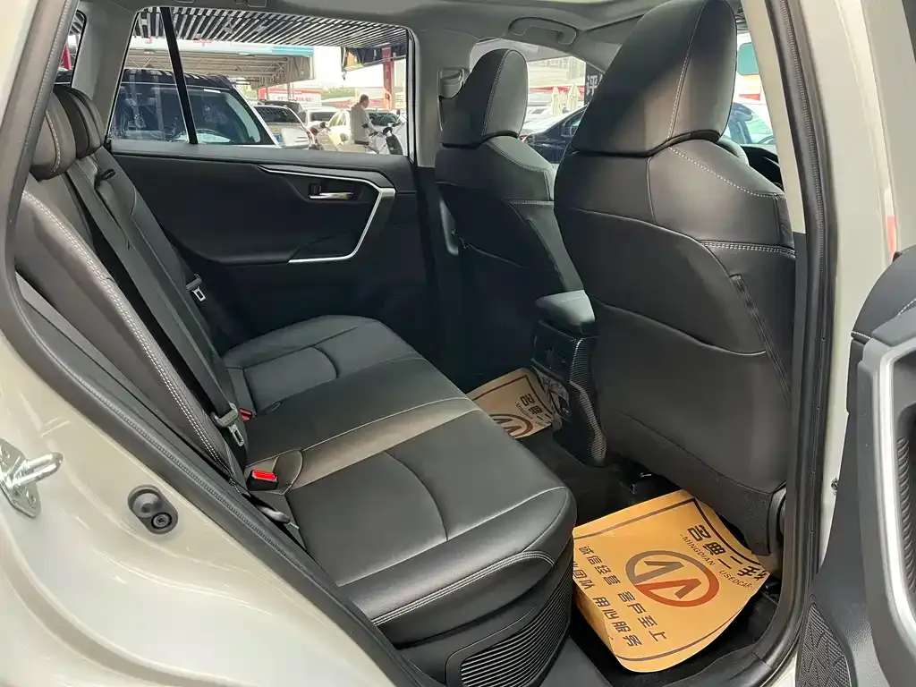 Toyota RAV4 — фото 3