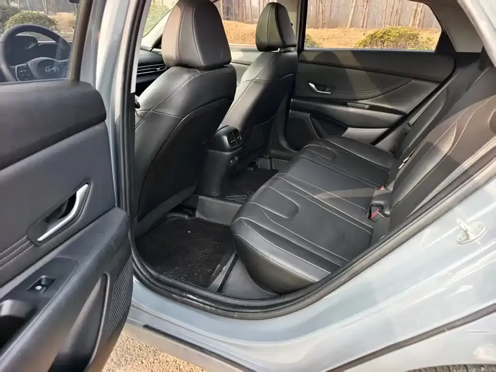 Hyundai Elantra — фото 2