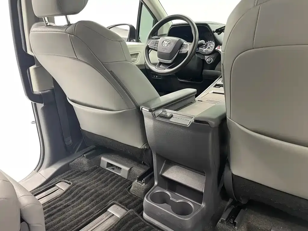 Toyota Granvia — фото 10
