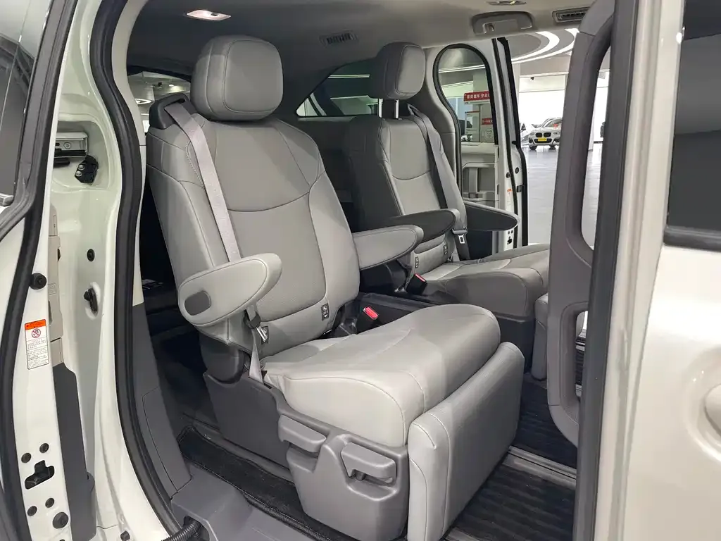 Toyota Granvia — фото 6