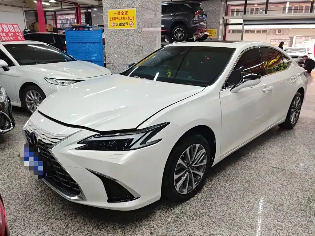 Lexus ES — фото 1
