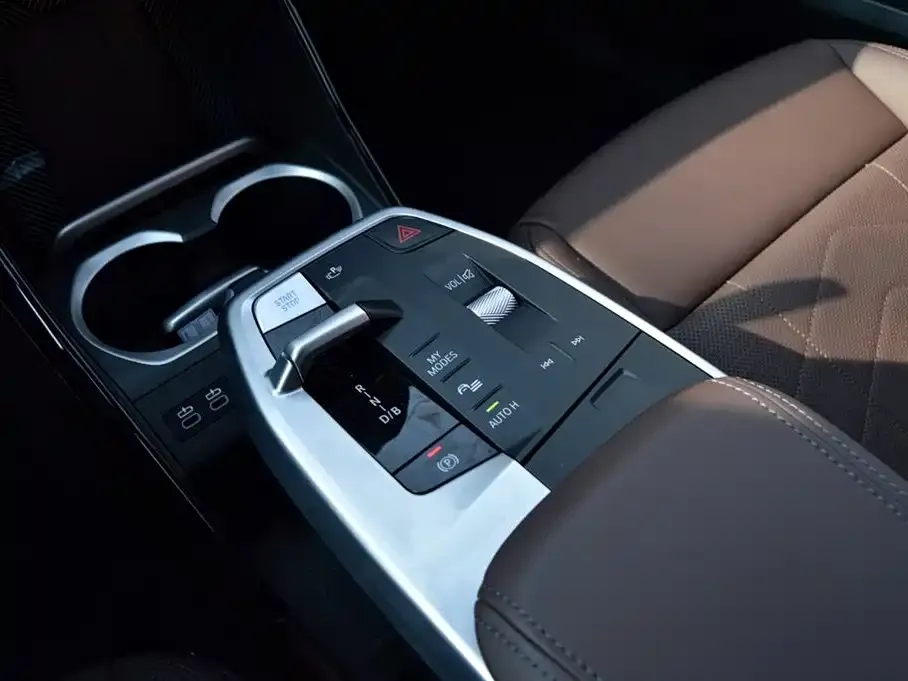 BMW iX1 — фото 3