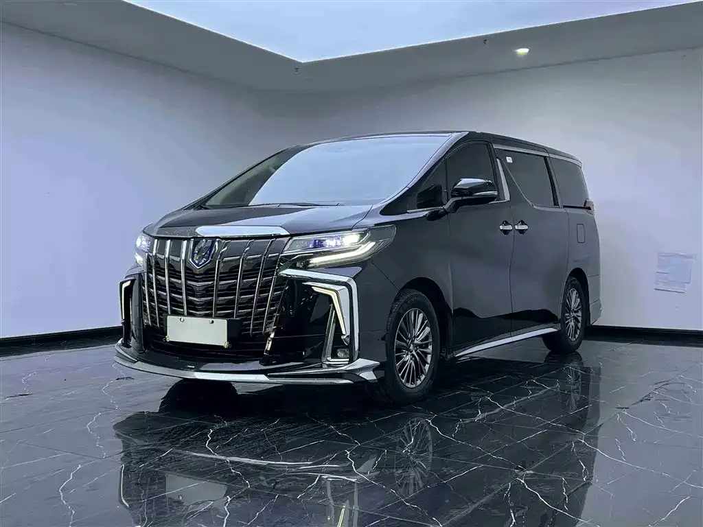Toyota Alphard — фото 1