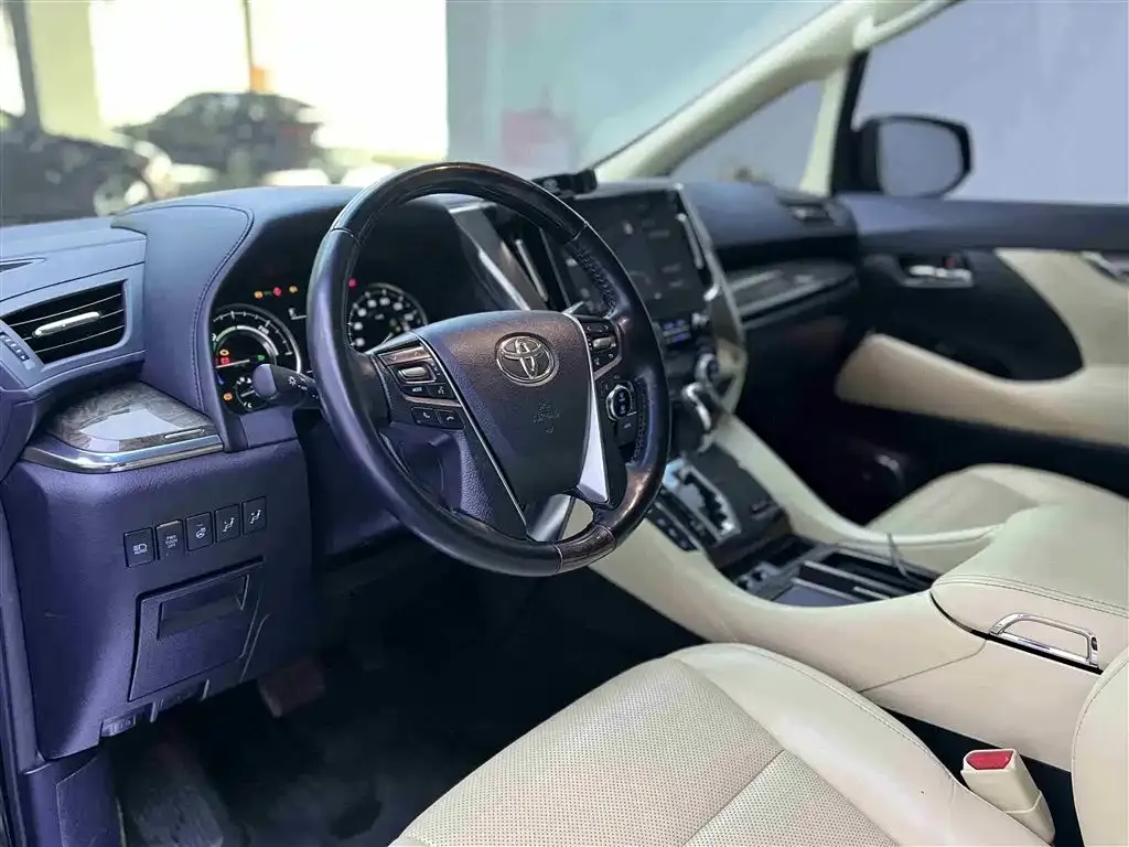 Toyota Alphard — фото 5