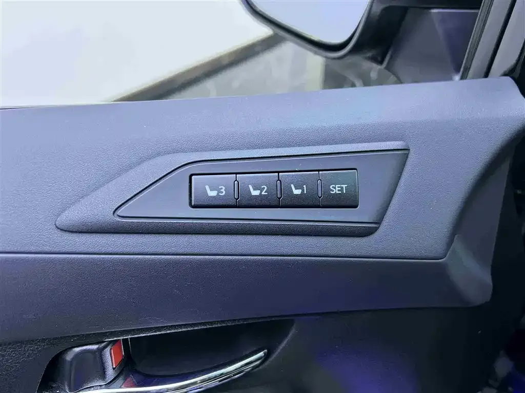 Toyota Alphard — фото 7