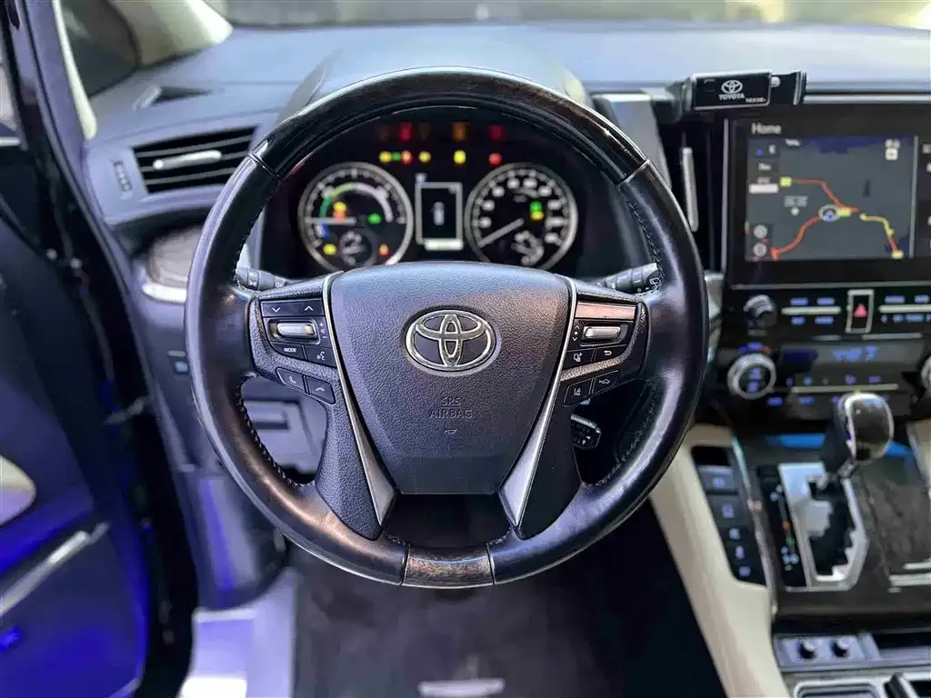 Toyota Alphard — фото 4