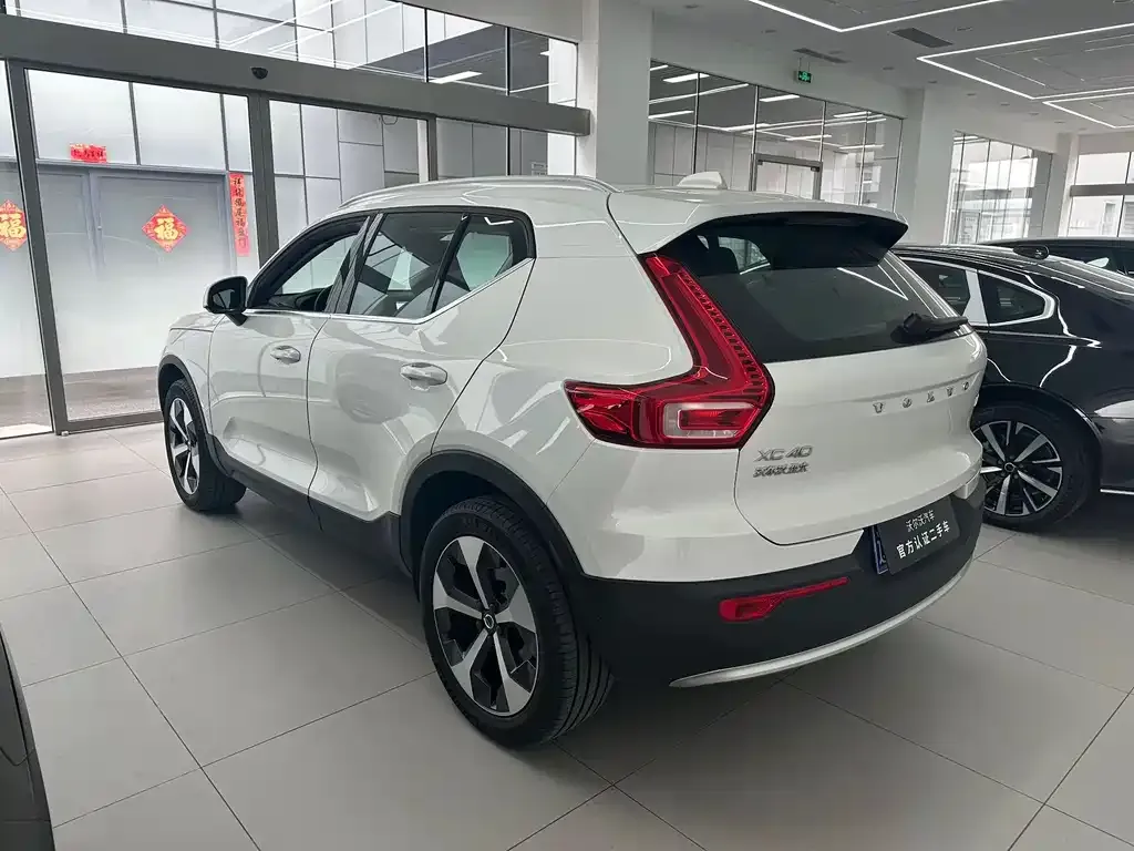 Volvo XC40 — фото 10