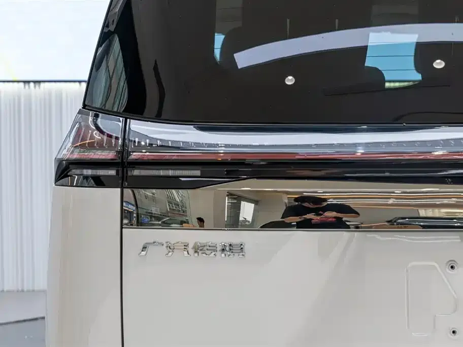 GAC Motor E8 Hybrid — фото 8