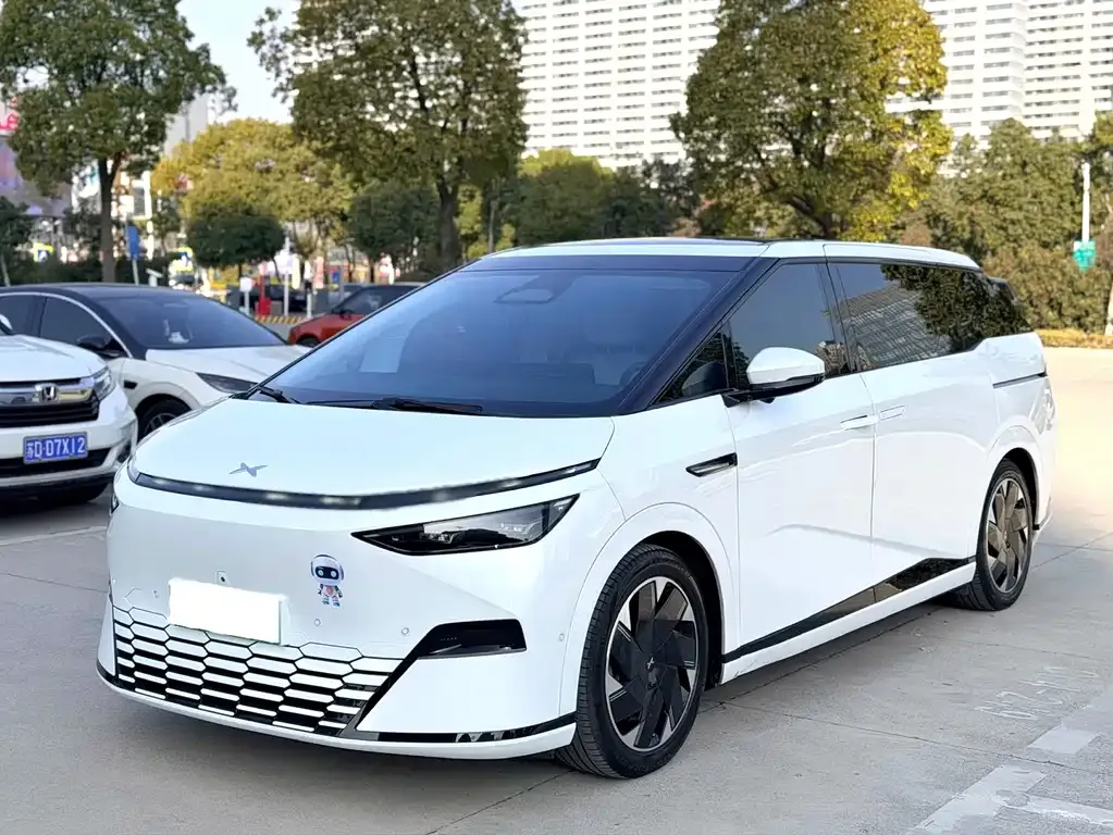 XPeng X9 — фото 1