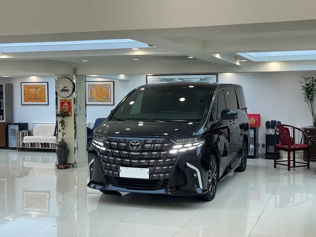 Toyota Alphard — фото 1