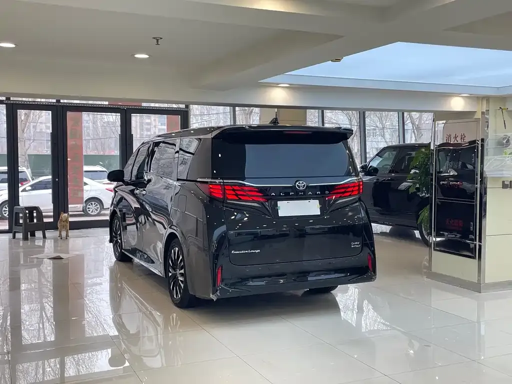Toyota Alphard — фото 2